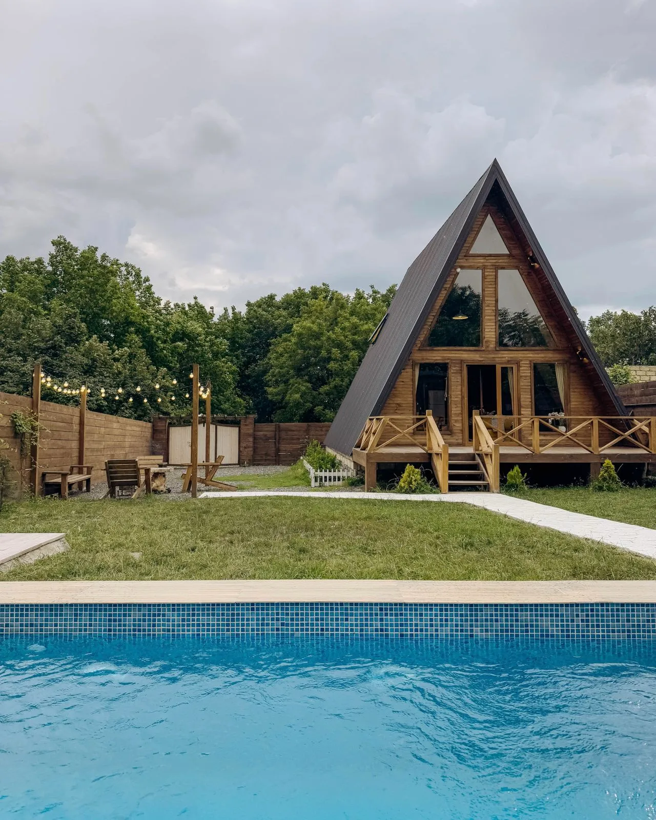 isti-hovuzlu-a-frame