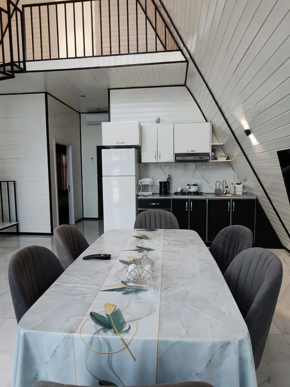 isti-hovuzlu-a-frame