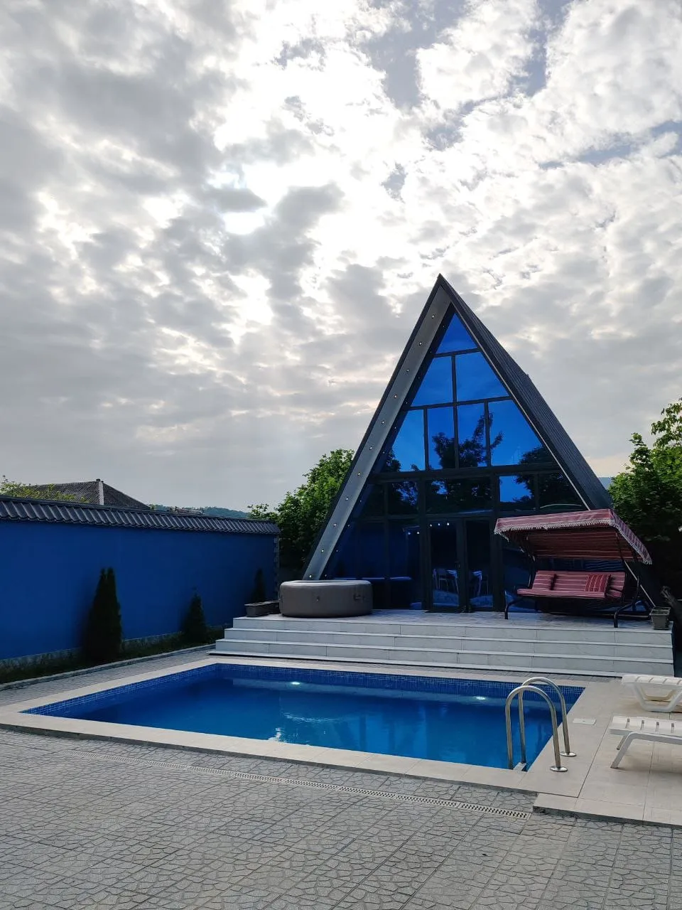 isti-hovuzlu-a-frame