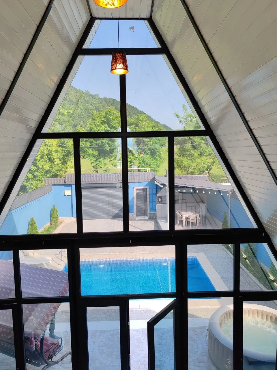 isti-hovuzlu-a-frame-a-ev