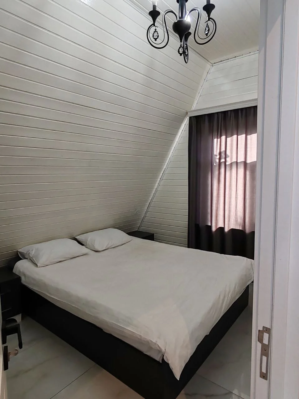 isti-hovuzlu-a-frame-a-ev