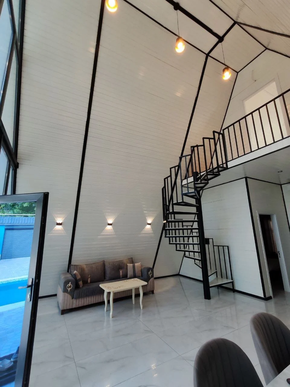 isti-hovuzlu-a-frame-a-ev