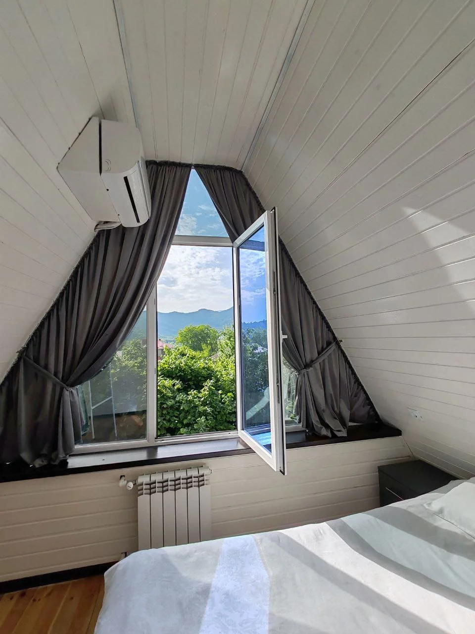 isti-hovuzlu-a-frame-a-ev