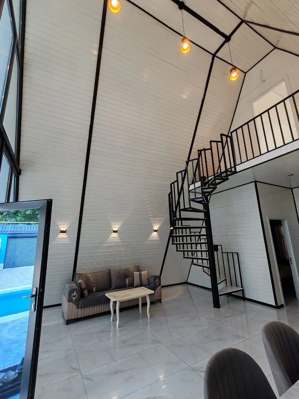 isti-hovuzlu-a-frame-a-ev