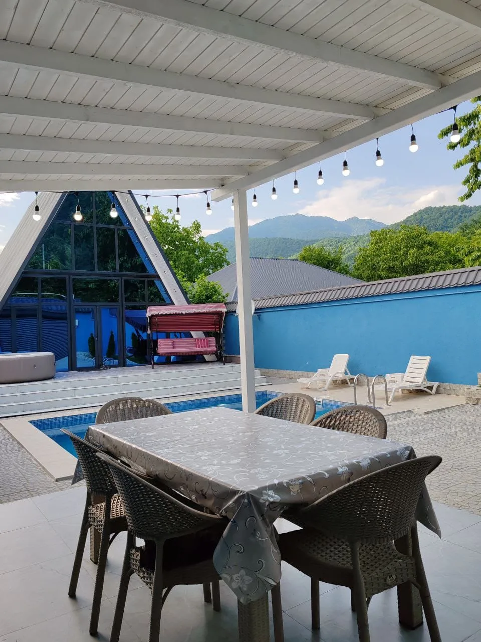 isti-hovuzlu-a-frame-a-ev