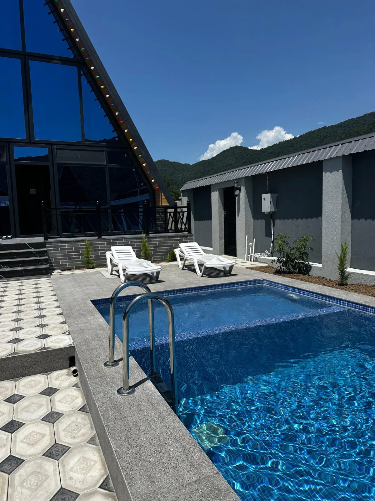 isti-hovuzlu-a-frame