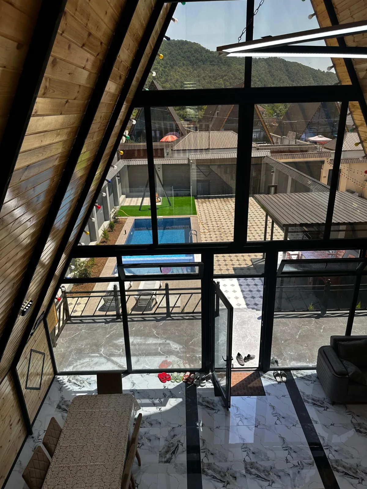 isti-hovuzlu-a-frame