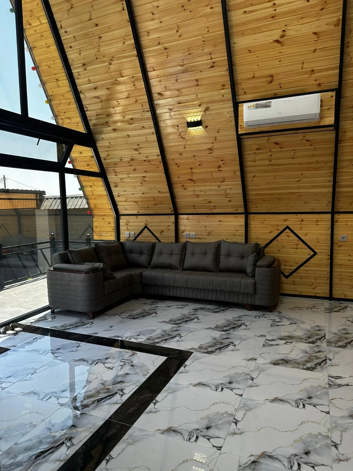 isti-hovuzlu-a-frame