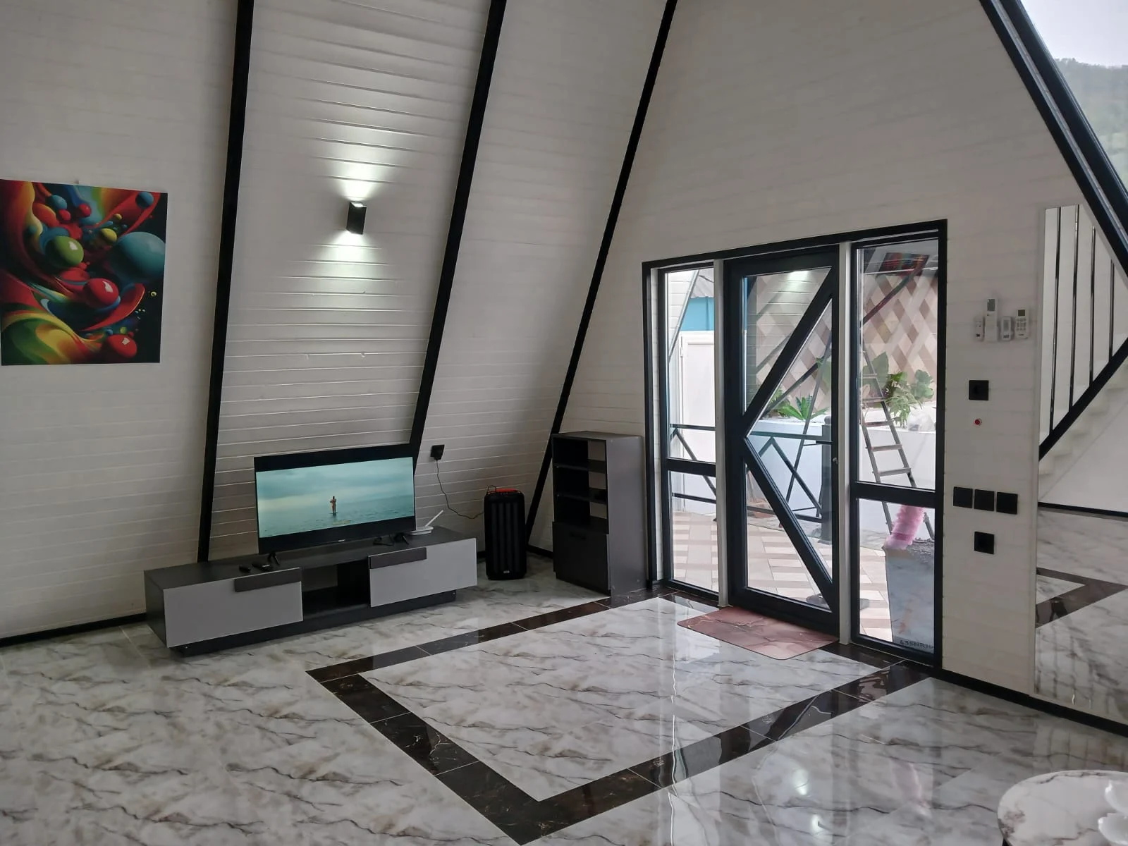 isti-hovuzlu-a-frame